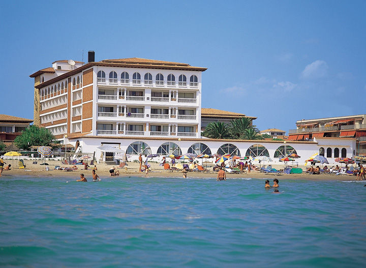 4R Gran Europe Hotel Комаруга Екстериор снимка