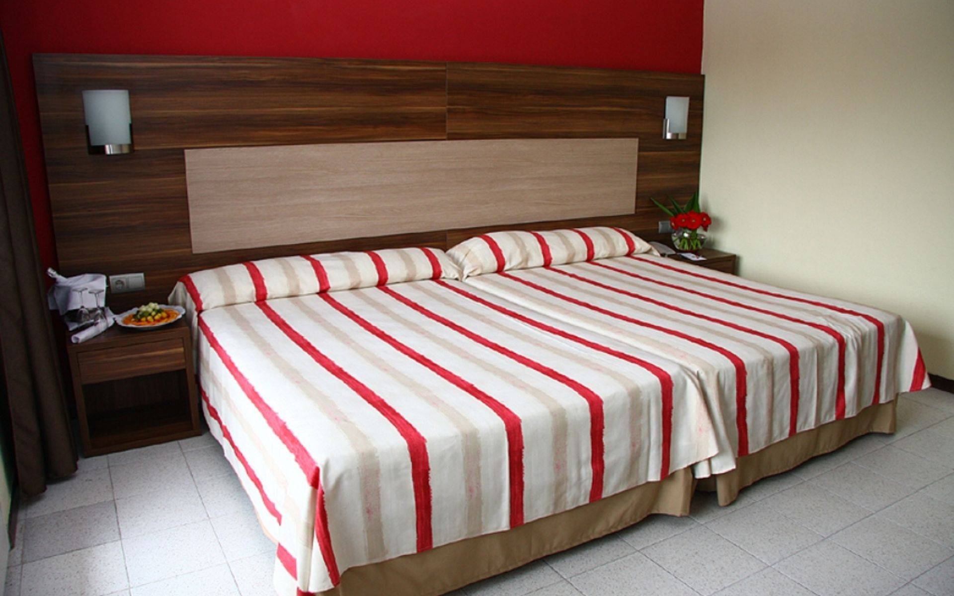 4R Gran Europe Hotel Комаруга Екстериор снимка