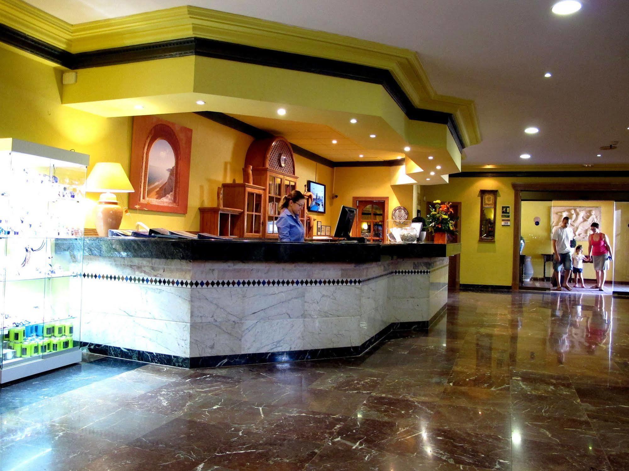 4R Gran Europe Hotel Комаруга Екстериор снимка